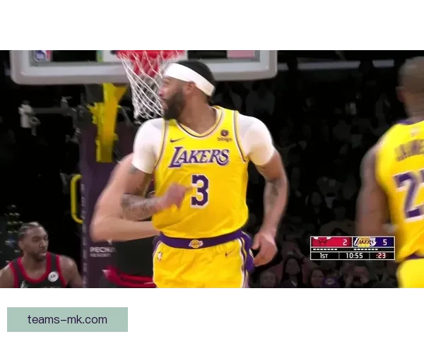 詹姆斯与戴维斯联手复仇雷霆 亚历山大冲击三杀成焦点